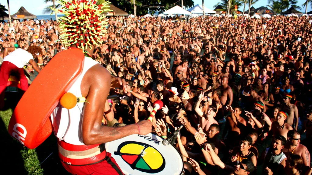 Artistas do Olodum tocando para público de festival em Minas Gerais