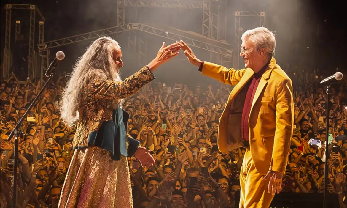 Maria Bethânia e Caetano Veloso de mãos dadas em show