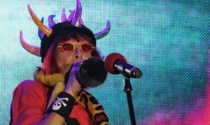 Rita Lee segurando microfone