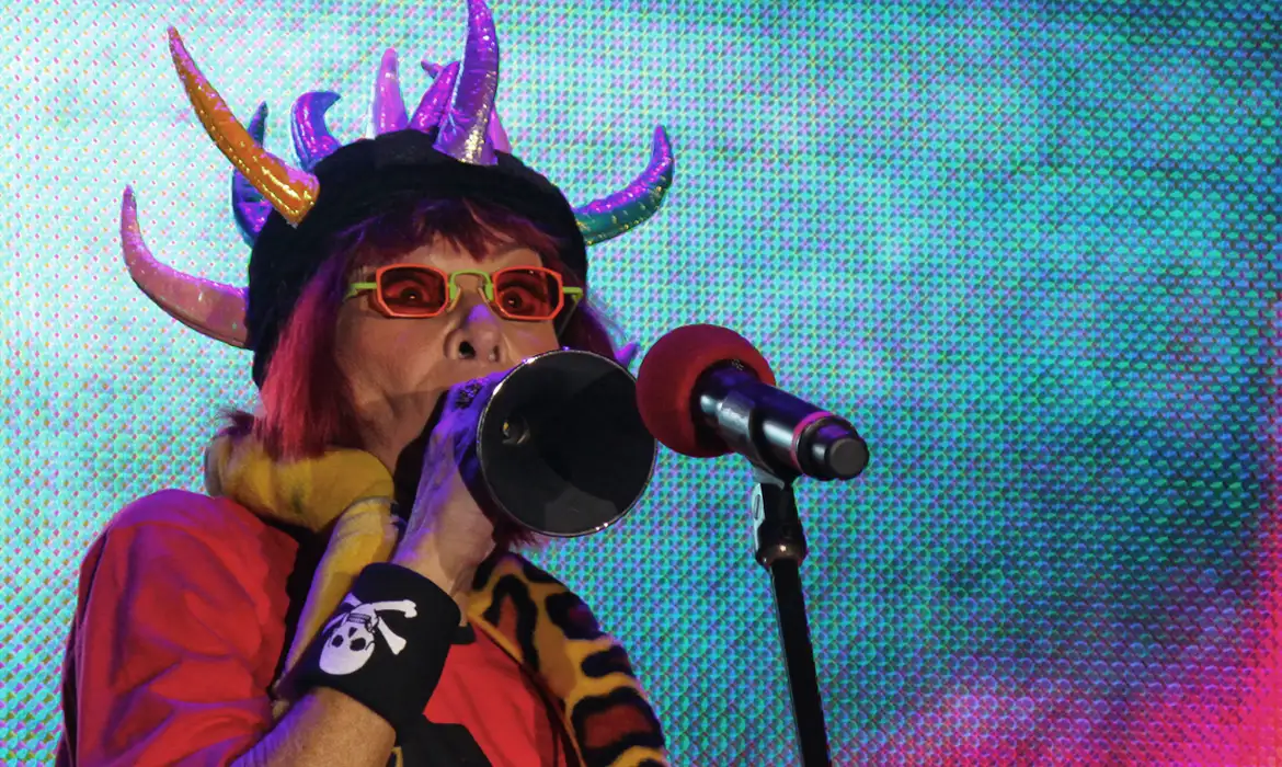 Rita Lee segurando microfone